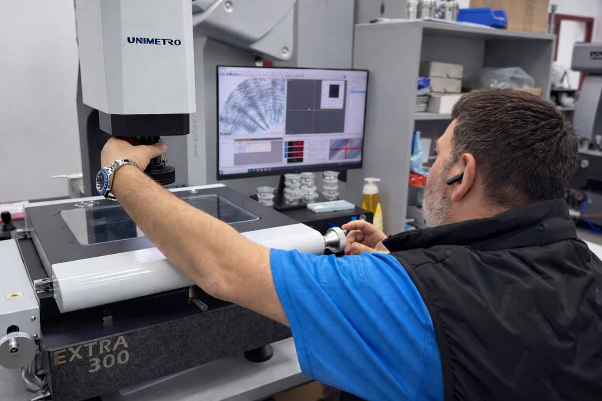 Inspector using an optical measuring system with live display