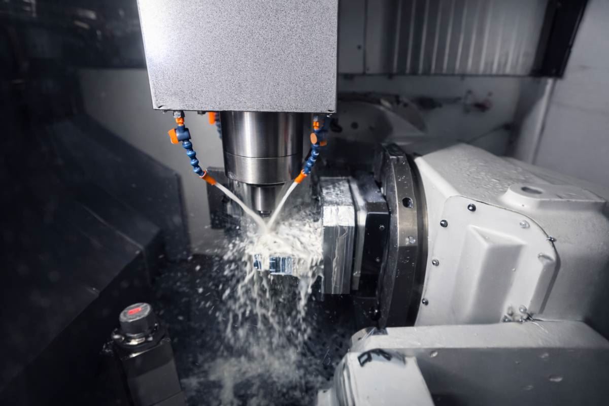 Five axis milling head cutting with coolant flow