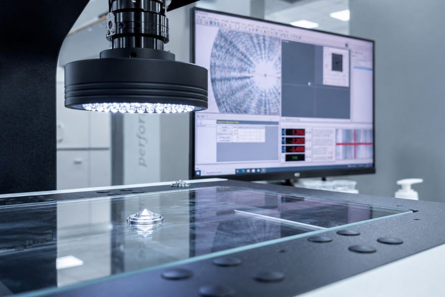 Optical measuring system scanning part on glass table